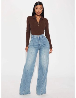 Loose-fitting jeans