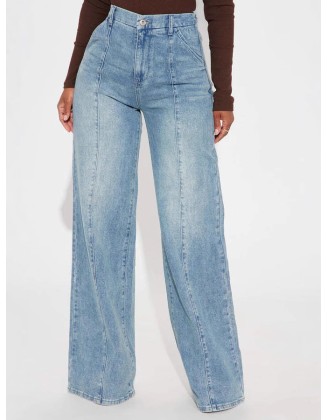 Loose-fitting jeans