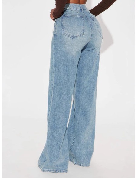 Loose-fitting jeans