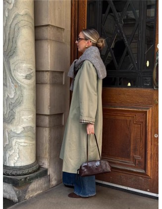 Simple and relaxed mid-length coat for petite frames