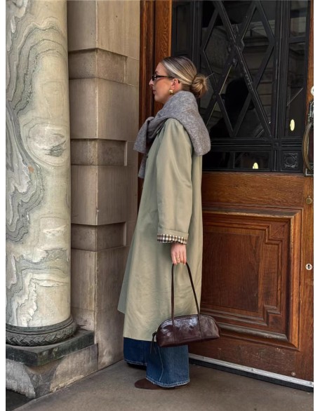 Simple and relaxed mid-length coat for petite frames