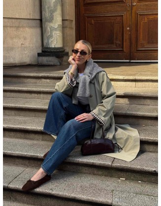 Simple and relaxed mid-length coat for petite frames