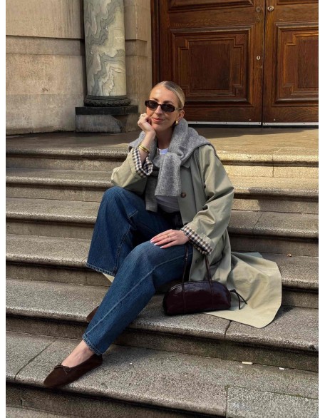 Simple and relaxed mid-length coat for petite frames Simple and relaxed mid-length coat for petite frames