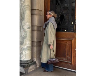 Simple and relaxed mid-length coat for petite frames