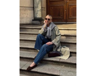 Simple and relaxed mid-length coat for petite frames